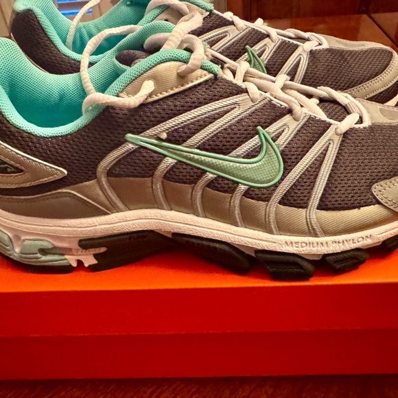 ***NIB*** Nike Air Women’s Sneakers in Teal, Grey & White- Size 10 - Picture 3 of 9